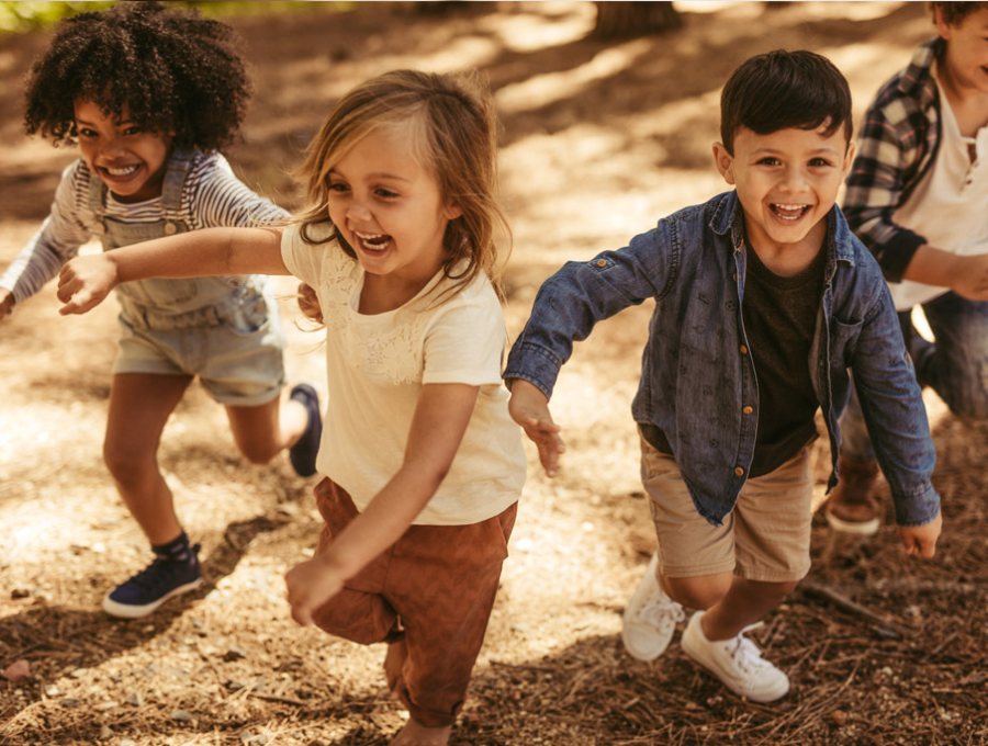 Kinder rennen und toben ausgelassen im Freien